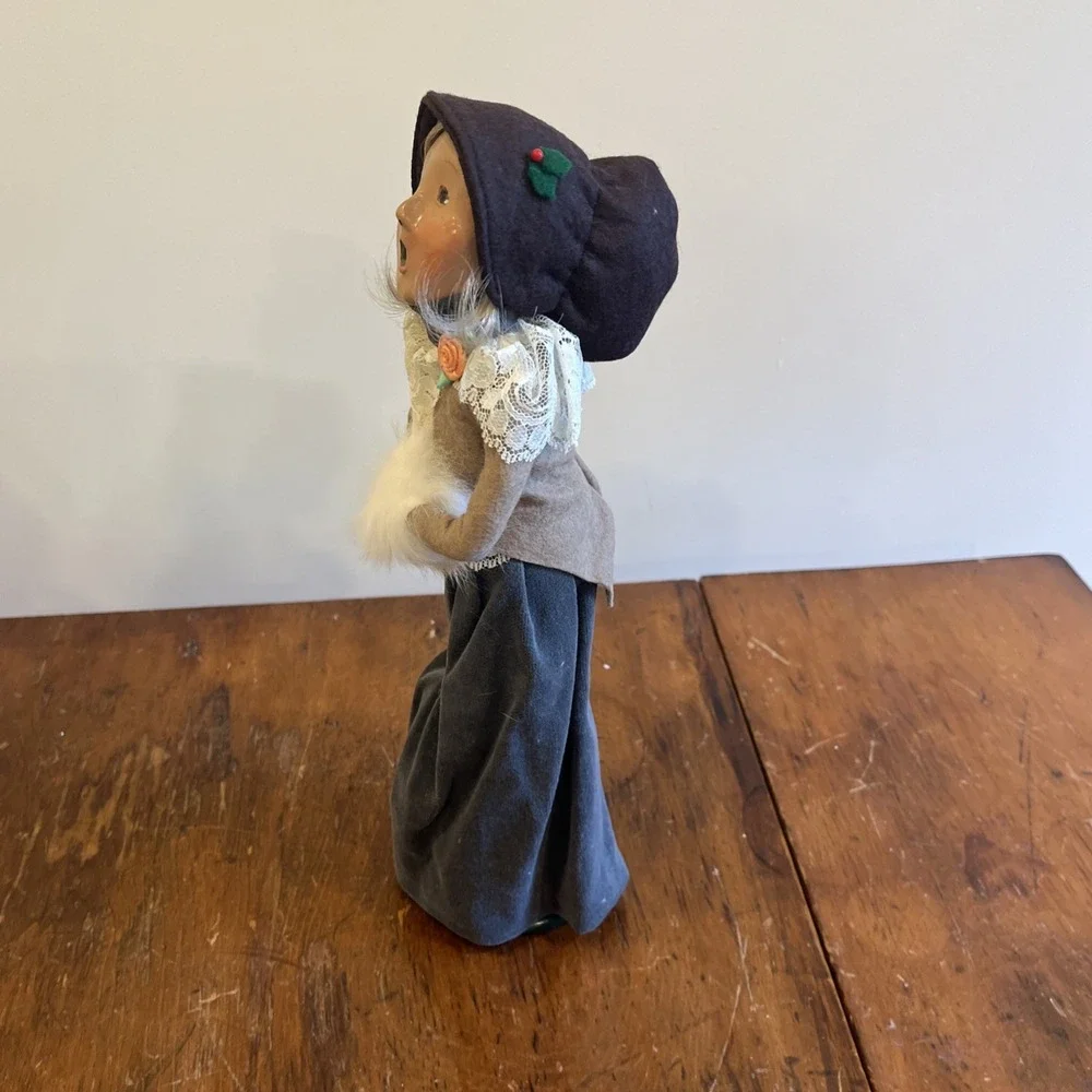 1993 BYERS CHOICE CHRISTMAS CAROLER Long Blond Hair White Muff Green Lace Outfit
